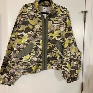 Nike women’s Camo print jacket XXL NWT